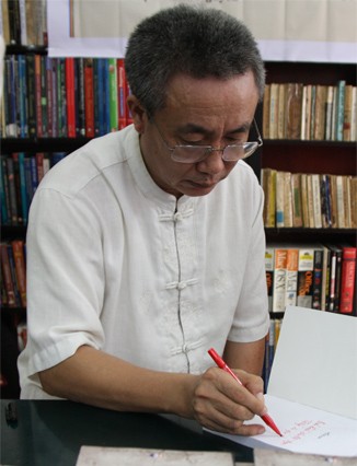 Nhà văn Nguyễn Quang Lập và góc thờ Biển Đông ảnh 1