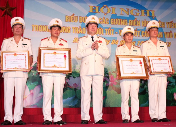 Lãnh đạo CATP Hà Nội đón nhận các phần thưởng cao quý ảnh 2