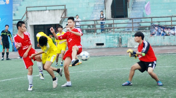 Đương kim vô địch “ngã ngựa” ảnh 1