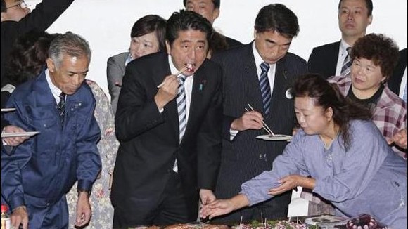Thủ tướng Abe ăn bạch tuộc ở Fukushima ảnh 1
