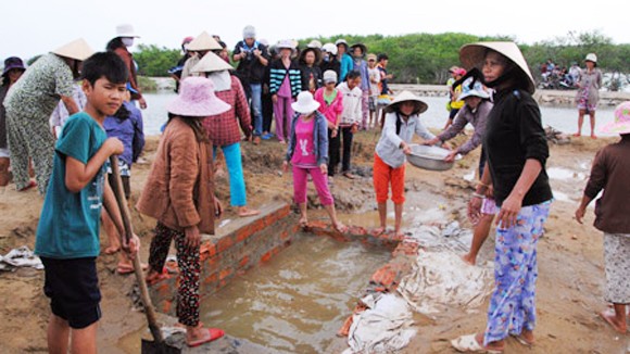 Rùa vàng “trấn yểm long mạch”, hàng trăm người dân phá lăng mộ? ảnh 1