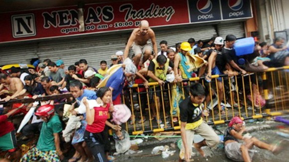 Sau Siêu bão Haiyan, Philippines hỗn loạn vì cướp bóc, hôi của ảnh 1