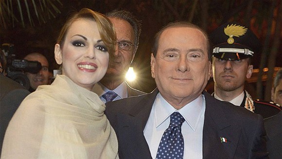 Ông Berlusconi bí mật cưới vợ ảnh 1