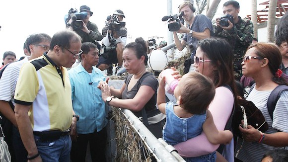 Tổng thống Philippines trực tiếp chỉ đạo cứu trợ tại Tacloban ảnh 1