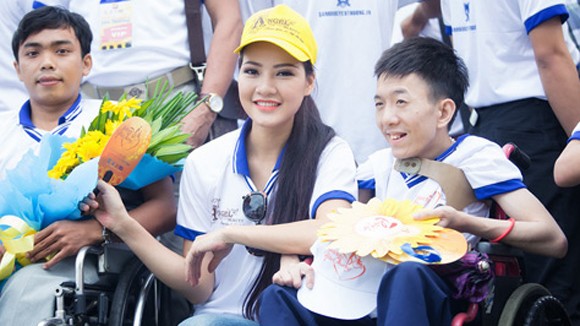 Hoa hậu đi bộ vì người khuyết tật ảnh 1