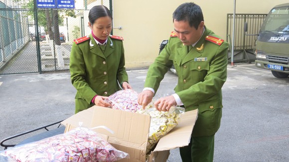 Phát hiện 50 tấn bánh mứt kẹo Trung Quốc “đội lốt” hàng Việt ảnh 1