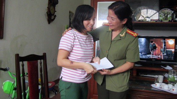 Thăm hỏi CBCS nữ bị đối tượng nhiễm HIV cắn ảnh 1