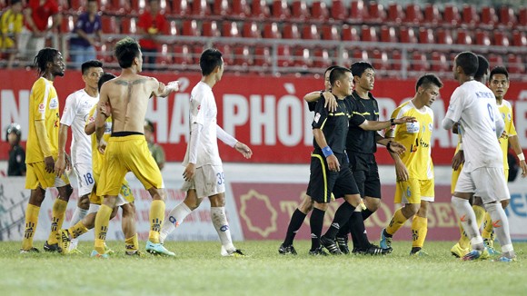 Trọng tài V-League mắc sai sót nghiêm trọng ảnh 1