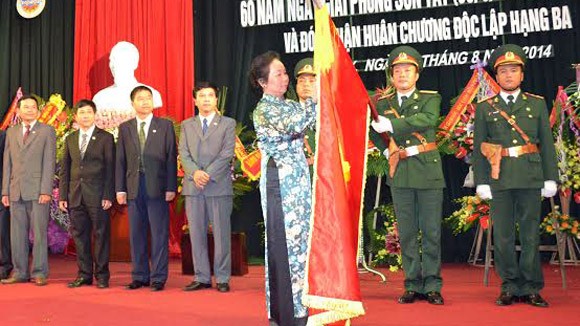 Thị xã Sơn Tây đón nhận Huân chương Độc lập hạng Ba ảnh 1