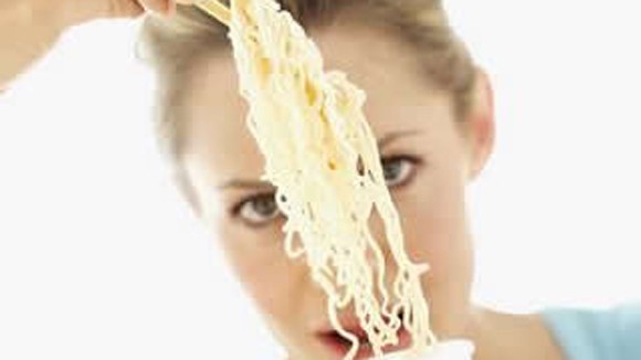Lạm dụng mỳ ăn liền là nguy hiểm cho sức khỏe ảnh 1