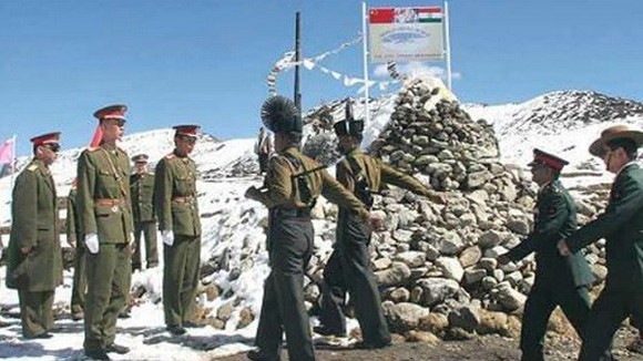 Hàng trăm binh sỹ Trung Quốc và Ấn Độ đối đầu ở Himalaya ảnh 1