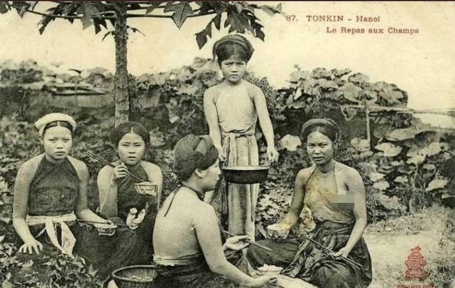 Chuyện chiếc yếm của phụ nữ Việt Nam và chợ yếm phố Hàng Đào xưa ảnh 2