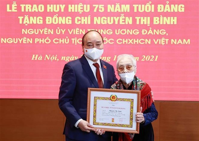 Chủ tịch nước trao Huy hiệu 75 năm tuổi Đảng tặng nguyên Phó Chủ tịch nước Nguyễn Thị Bình ảnh 1