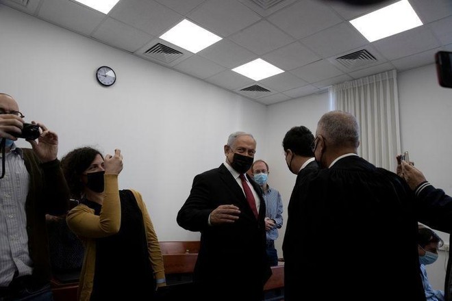 Cựu Thủ tướng Israel Netanyahu đối mặt với cựu cố vấn truyền thông tại tòa ảnh 1