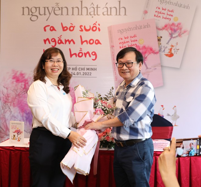 Nhà văn Nguyễn Nhật Ánh ra sách dịp Tết: “Ra bờ suối ngắm hoa kèn hồng” ảnh 2