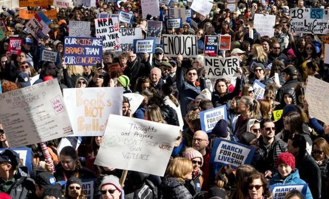 Hàng nghìn người tuần hành tại Mỹ kêu gọi ngăn chặn bạo lực súng đạn ảnh 1