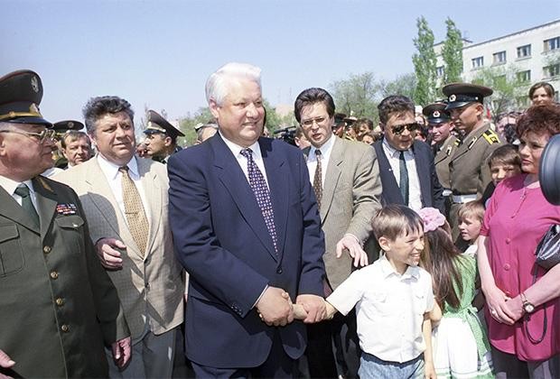 Cựu Tổng thống Nga Boris Yeltsin được bảo vệ an toàn trong mọi tình huống ảnh 1