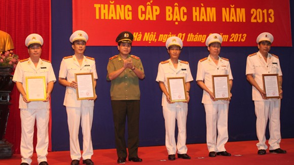 Trên 5.500 sỹ quan, CBCS Công an Hà Nội được thăng cấp bậc hàm, nâng lương ảnh 2