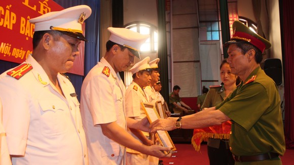 Trên 5.500 sỹ quan, CBCS Công an Hà Nội được thăng cấp bậc hàm, nâng lương ảnh 3