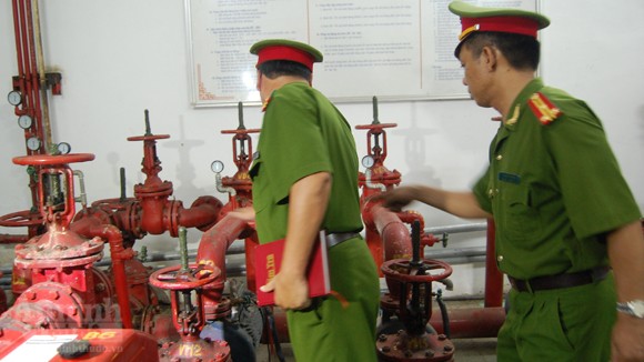 Kiểm tra ứng trực, báo động xử lý cháy đêm ở chợ Đồng Xuân ảnh 9