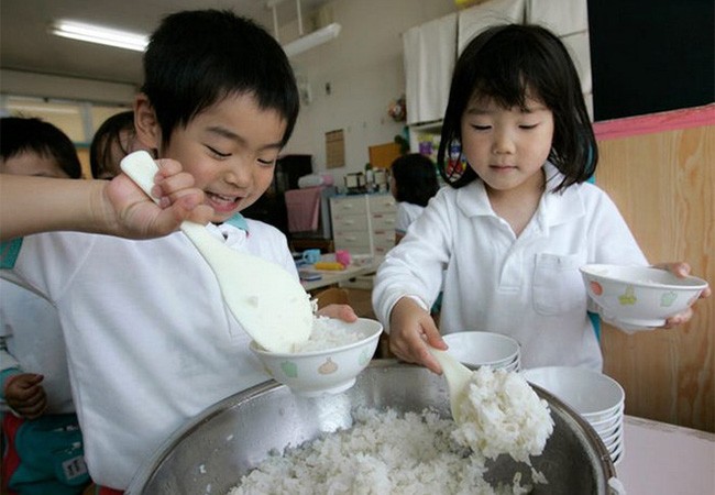Bữa ăn học đường lành mạnh cho trẻ em Việt: Bài học từ Nhật Bản ảnh 1