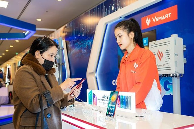 Người dùng háo hức trải nghiệm điện thoại Vsmart 5G “Make in Vietnam” ảnh 6