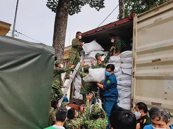 MB trao 90 tấn gạo hỗ trợ nhân dân TP.HCM vượt khó chống dịch ảnh 3