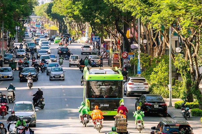 Người dân Thủ đô háo hức khám phá xe buýt không khói đầu tiên ở Việt Nam ảnh 1