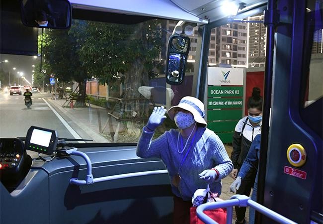 Người dân Thủ đô háo hức khám phá xe buýt không khói đầu tiên ở Việt Nam ảnh 2