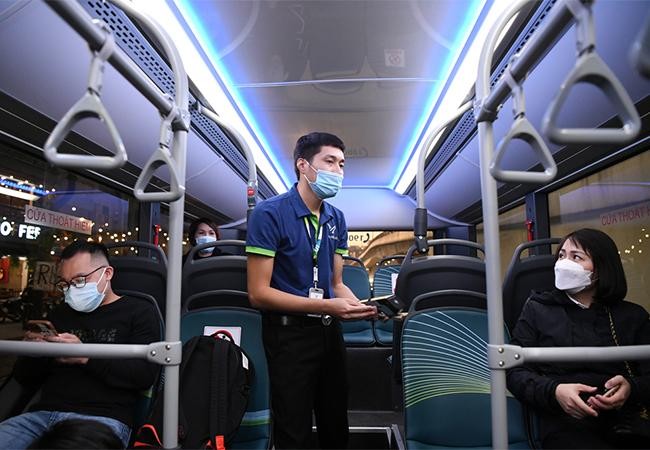 Người dân Thủ đô háo hức khám phá xe buýt không khói đầu tiên ở Việt Nam ảnh 8