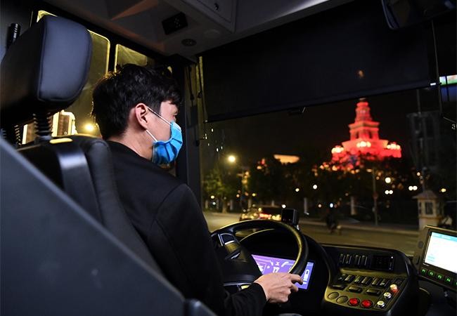 Người dân Thủ đô háo hức khám phá xe buýt không khói đầu tiên ở Việt Nam ảnh 9