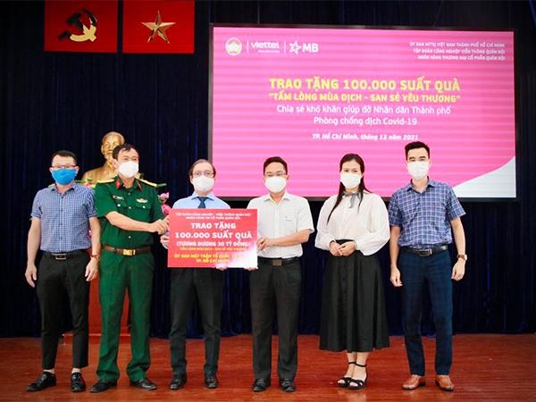 MB và Viettel tặng 100.000 suất quà tới người dân TP.Hồ Chí Minh ảnh 1