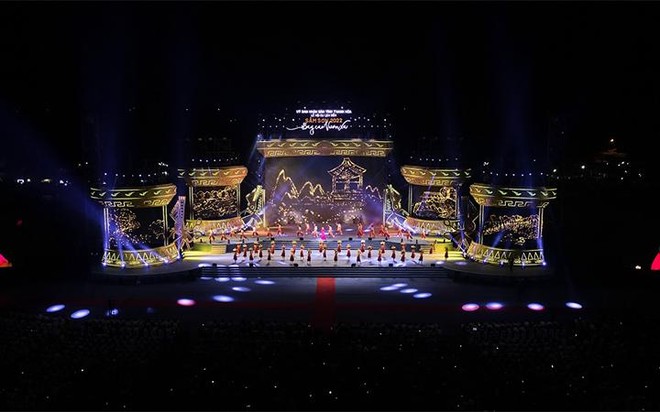Hàng ngàn người tham dự đêm khai mạc Lễ hội du lịch biển 2022 tại Sầm Sơn ảnh 3