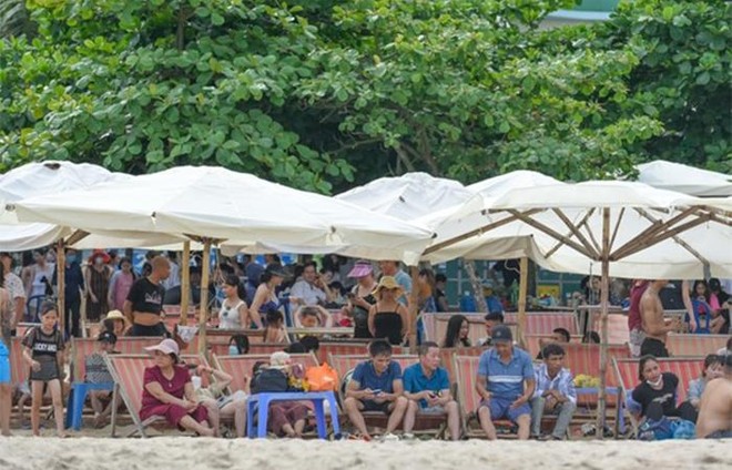 Sầm Sơn dịp 30/4: bãi biển kín người, resort 5 sao nhộn nhịp check-in ảnh 1