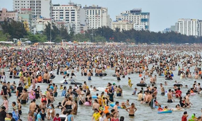 Sầm Sơn dịp 30/4: bãi biển kín người, resort 5 sao nhộn nhịp check-in ảnh 2