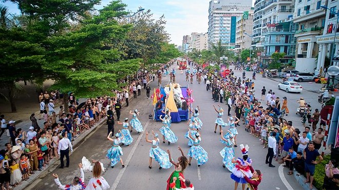 Ấn tượng ‘bữa tiệc màu sắc’ tại Lễ hội Carnival Sầm Sơn 2022 do Sun Group tổ chức ảnh 2