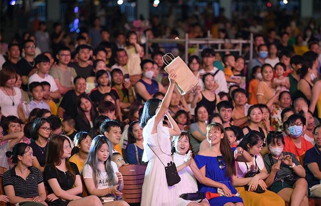Đan Trường mang ‘Tình khúc vàng’ đến với khán giả Sầm Sơn trong đêm nhạc Sun Fest thứ 9 ảnh 2