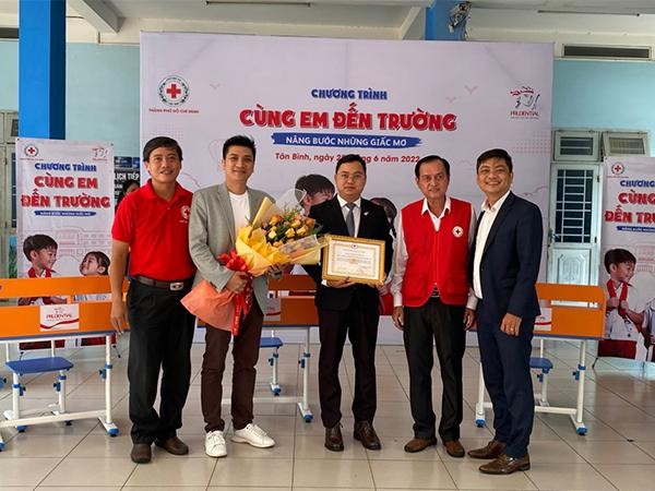 Prudential trao tặng 100 bộ bàn ghế học tập cho học sinh nghèo vượt khó tại các quận 7, quận Tân Bình và quận Phú Nhuận ảnh 3