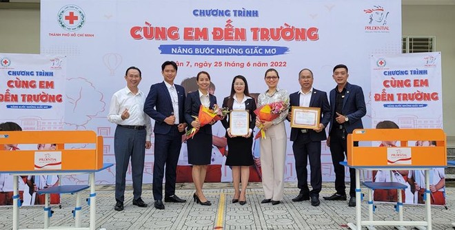 Prudential trao tặng 100 bộ bàn ghế học tập cho học sinh nghèo vượt khó tại các quận 7, quận Tân Bình và quận Phú Nhuận ảnh 2