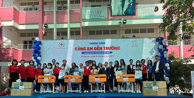 Prudential trao tặng 100 bộ bàn ghế học tập cho học sinh nghèo vượt khó tại các quận 7, quận Tân Bình và quận Phú Nhuận ảnh 1