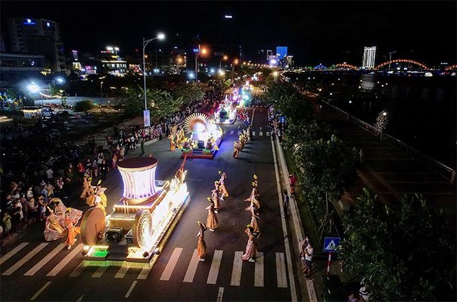 Đà Nẵng ‘bùng nổ’ trong đêm mở màn lễ hội Carnival đường phố Sun Fest ảnh 2