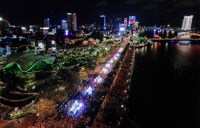 Đà Nẵng ‘bùng nổ’ trong đêm mở màn lễ hội Carnival đường phố Sun Fest ảnh 1