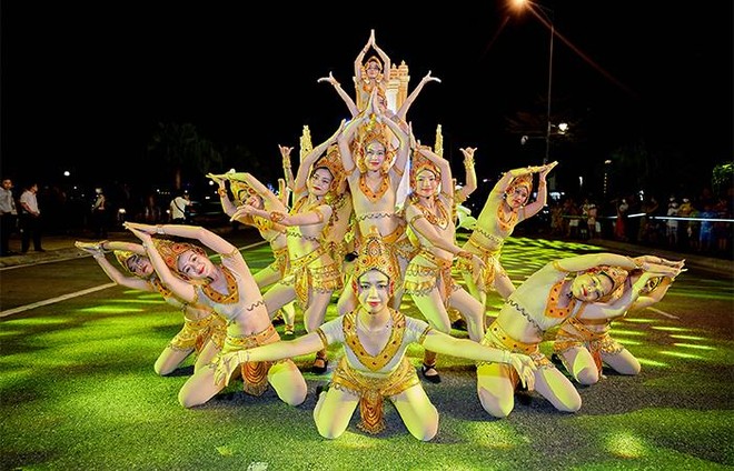 Đà Nẵng ‘bùng nổ’ trong đêm mở màn lễ hội Carnival đường phố Sun Fest ảnh 10