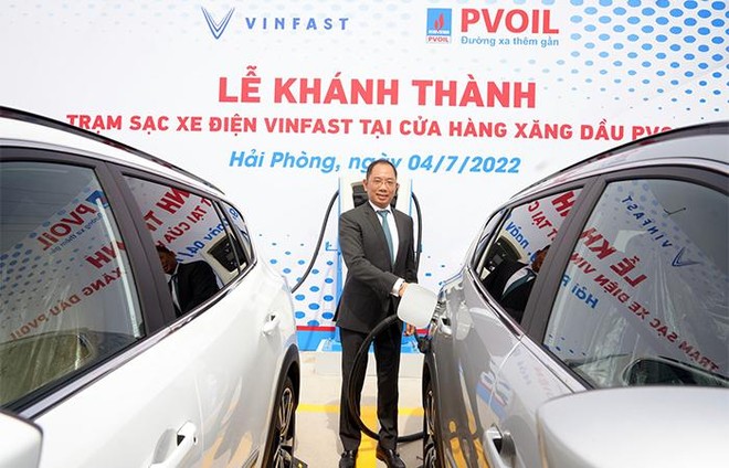 Khánh thành trạm sạc xe điện VinFast đầu tiên tại cửa hàng xăng dầu PVOil ảnh 2