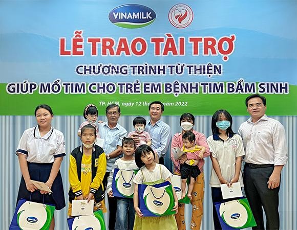 Vinamilk tiếp tục ủng hộ Hội Bảo trợ bệnh nhân nghèo TP.HCM 500 triệu đồng cho các bệnh nhi nghèo mổ tim năm 2022 ảnh 3