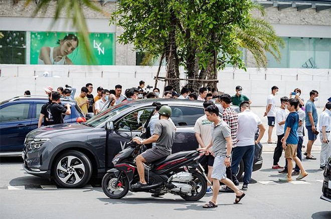 Hàng nghìn khách xếp hàng để lái thử VF 8, nhiều người tranh thủ 'chốt cọc' sớm ảnh 4