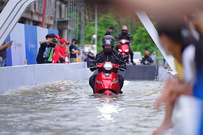 Mùa mưa bão đến gần, xe máy điện VinFast ‘có giá’ nhờ khả năng vượt đường ngập nước ảnh 1