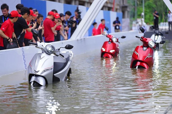 Mùa mưa bão đến gần, xe máy điện VinFast ‘có giá’ nhờ khả năng vượt đường ngập nước ảnh 2