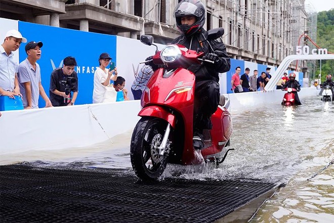 Mùa mưa bão đến gần, xe máy điện VinFast ‘có giá’ nhờ khả năng vượt đường ngập nước ảnh 3