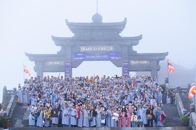 Hàng nghìn du khách về dự lễ Vu Lan trên đỉnh thiêng Fansipan ảnh 5